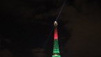 Torre Eiffel ilumina-se com as cores de Portugal