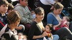 Mães amamentam filhos em público em protesto