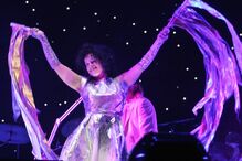 alive, arcade fire, festival, agir