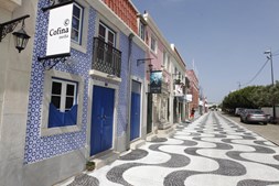 O cenário de uma rua lisboeta, com calçada portuguesa e tudo vai ter um palco de fado