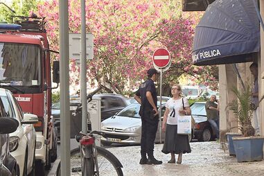 População insegura com fecho de esquadras 