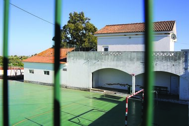 Redução para metade de alunos fecha escola 