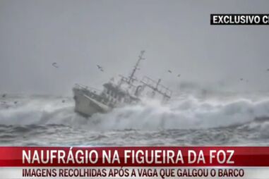 Barco fez-se à barra com as portas abertas 
