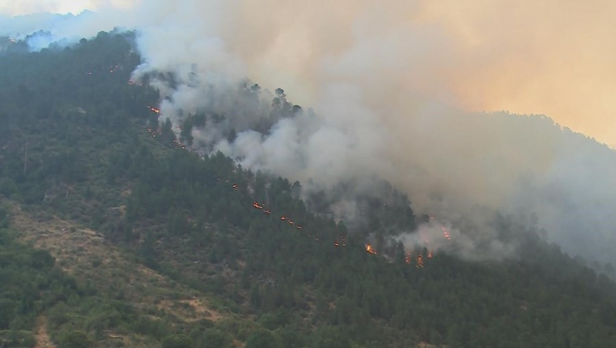 O incêndio deflagrou, no sábado, numa zona de mato no vale glaciar de Manteigas, no Parque Natural da Serra da Estrela