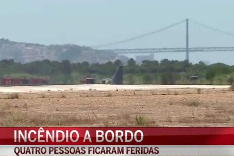 Incêndio em avião mata três militares