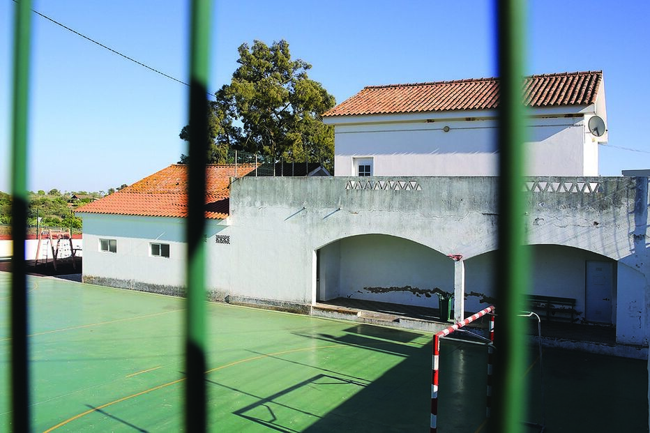 Redução para metade de alunos fecha escola 