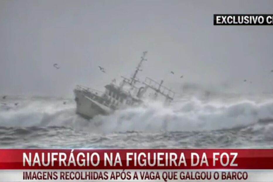 Barco fez-se à barra com as portas abertas