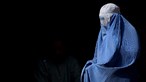 Sem acesso à educação e obrigadas a usar burqas: Os direitos retirados às mulheres afegãs por radicais talibãs