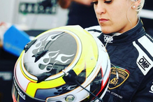 Nascida em Angola, Carina tem 36 anos, é piloto de corridas pela Lamborghini e casou-se com o dono de uma empresa de construção civil angolana