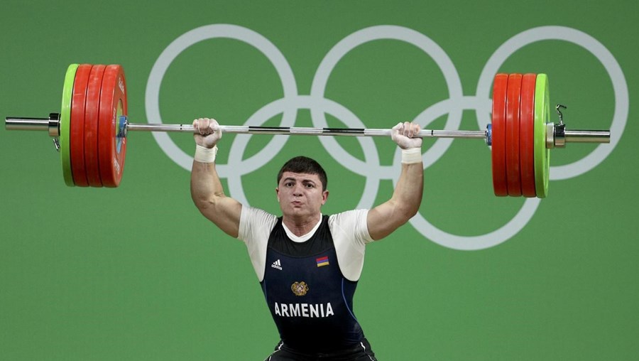 Durante a prova de Halterofilismo, o atleta da Arménia, que estava a participar na categoria de 77kg , tentou levantar 195 quilos mas não conseguiu
