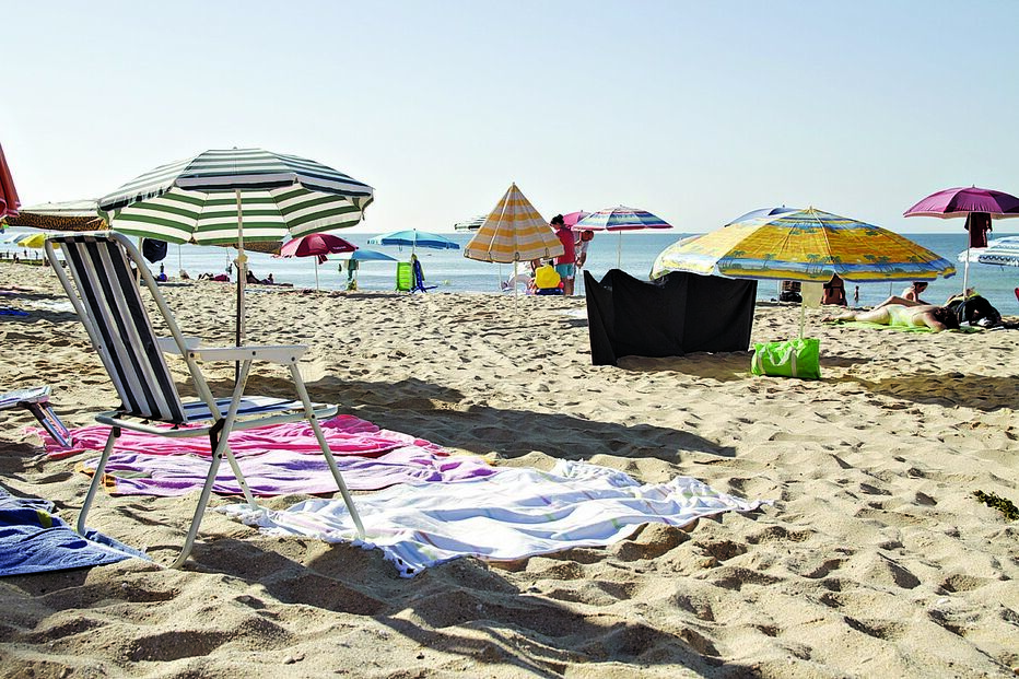 praia, armação de pera, chapéus, toalhas reservada