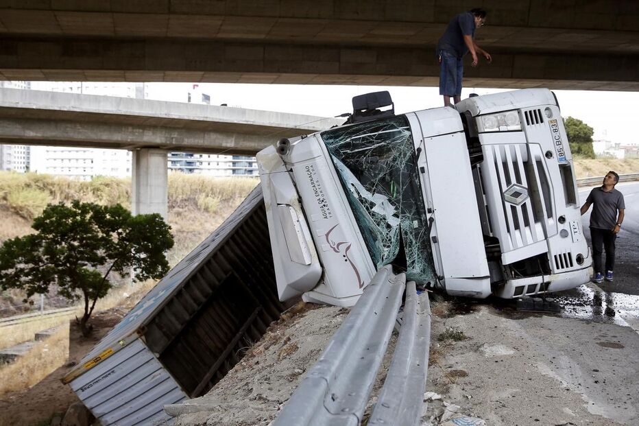 Camião, despiste, Eixo Norte-Sul, Radial de Benfica, acidentes e desastres, acidentes de transporte