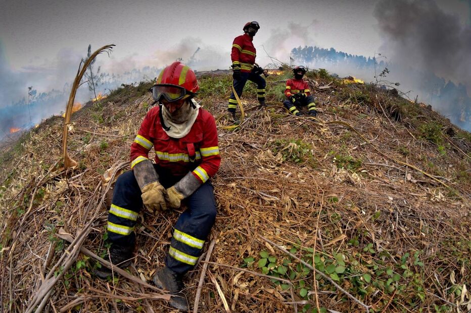 bombeiros, cansaço, incêndios, fogo, portugal a arder