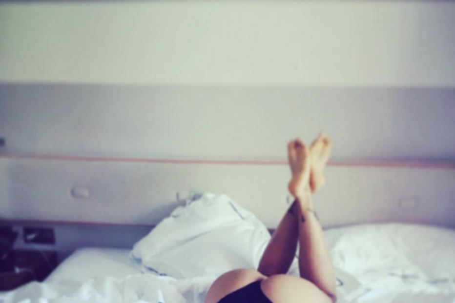 Nascida em Angola, Carina tem 36 anos, é piloto de corridas pela Lamborghini e casou-se com o dono de uma empresa de construção civil angolana