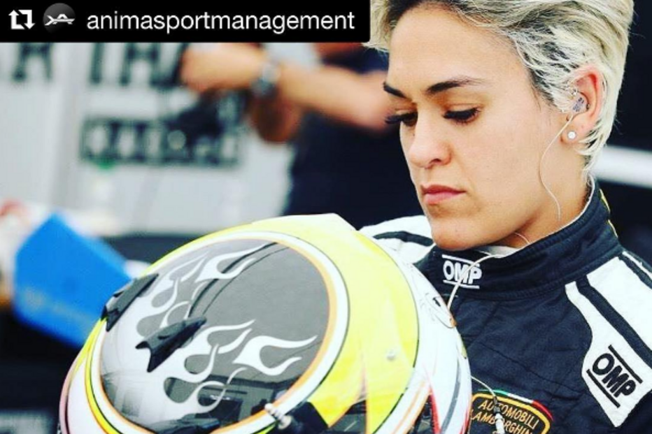 Nascida em Angola, Carina tem 36 anos, é piloto de corridas pela Lamborghini e casou-se com o dono de uma empresa de construção civil angolana