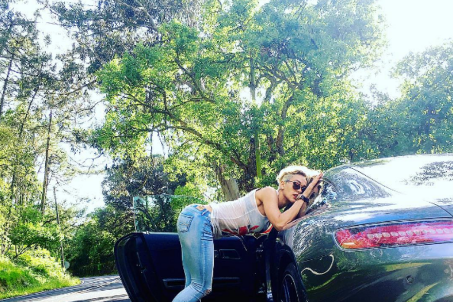 Nascida em Angola, Carina tem 36 anos, é piloto de corridas pela Lamborghini e casou-se com o dono de uma empresa de construção civil angolana