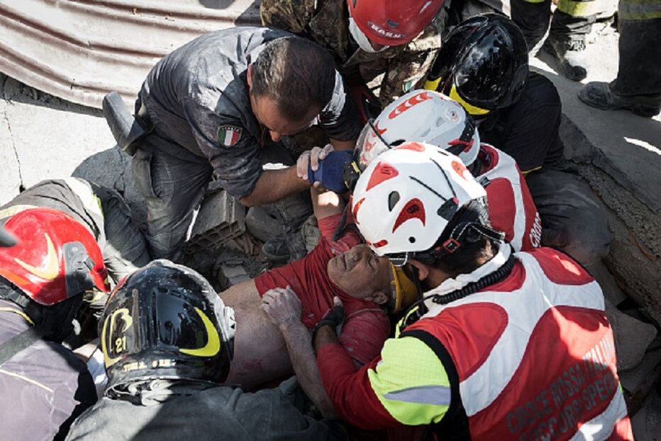 sismo, itália, terramoto, destruição, mortos, feridos, escombros, desalojados