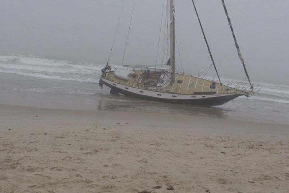 Peniche, veleiro, encalhado