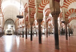 Interior da mesquita-catedral, principal monumento da cidade, que combina as culturas islâmica e cristã