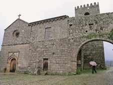 Mosteiro medieval de Santa Maria de Cárquere.
