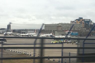 Homem detido por transportar armas falsas a bordo de comboio em Londres