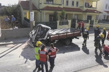 Morre em acidente com camião