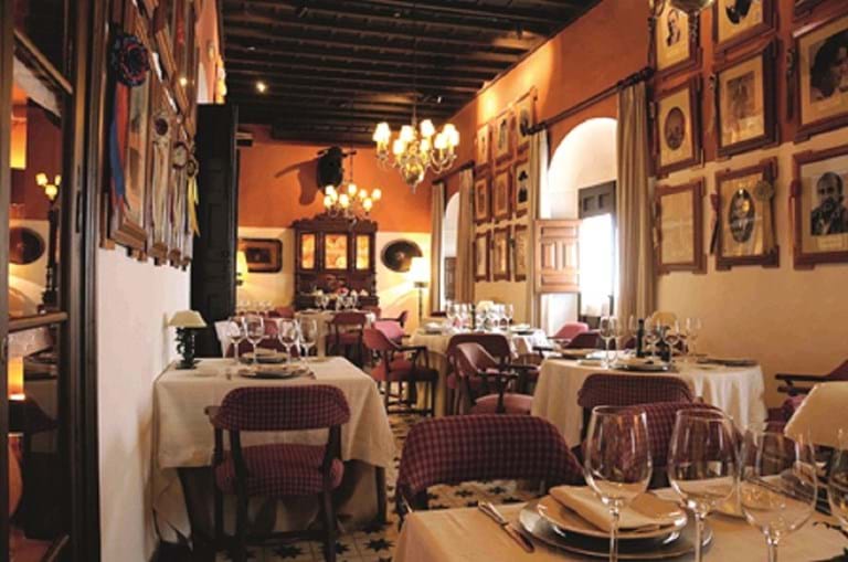 Fundada em 1908, é uma  referência gastronómica, com salas em 15 casas. É obrigatório provar o Salmorejo, prato típico da cidade