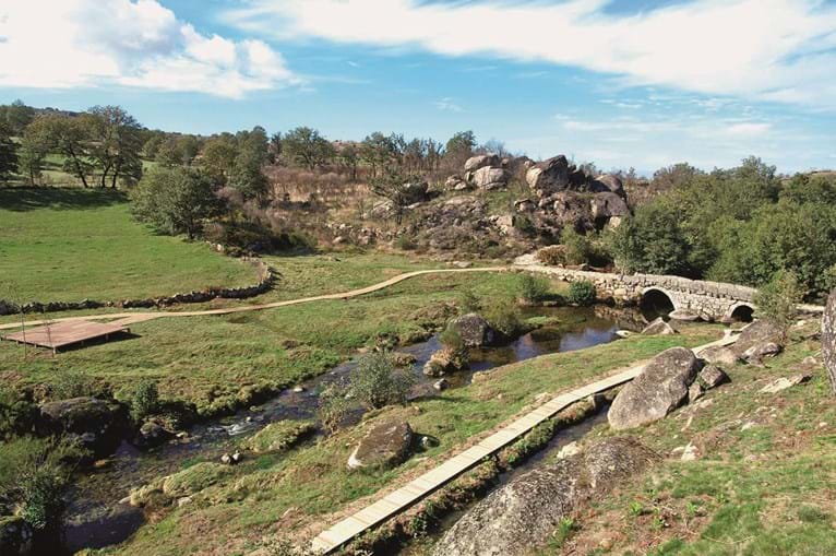 Ponte Medieval da Panchorra, que integra a rota do românico.

