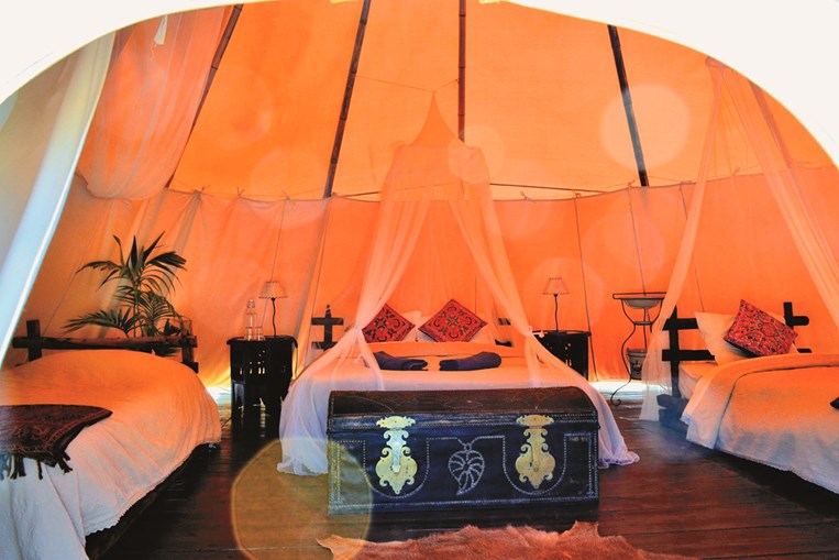 O interior das tendas é romântico e arejado