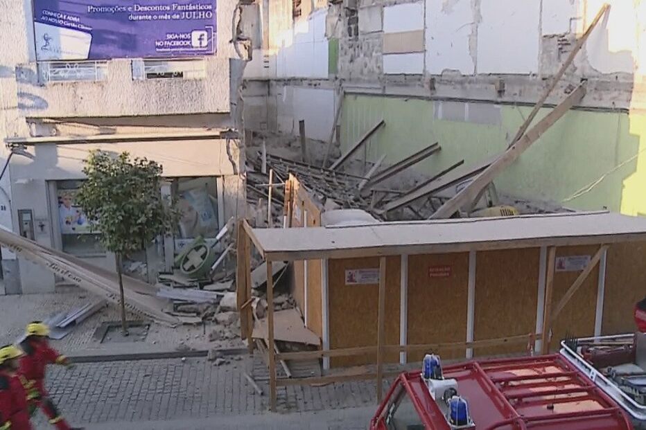derrocada, feridos, farmácia, escombros, vítimas