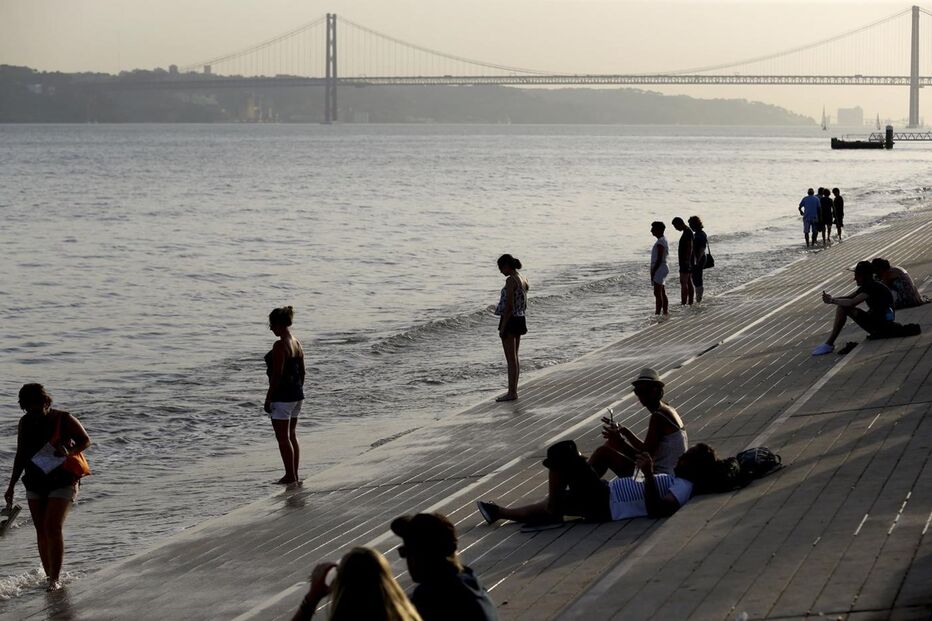 Temperaturas, sol, calor, água, protetor solar, fruta, óculos, meteorologia