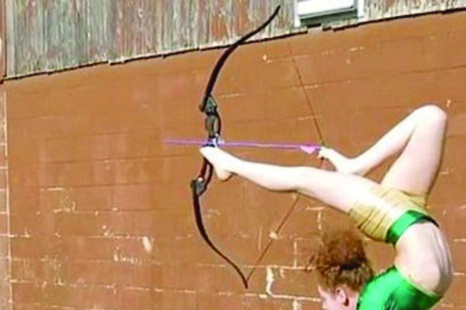 Bella Gantt, contorcionista, alvo