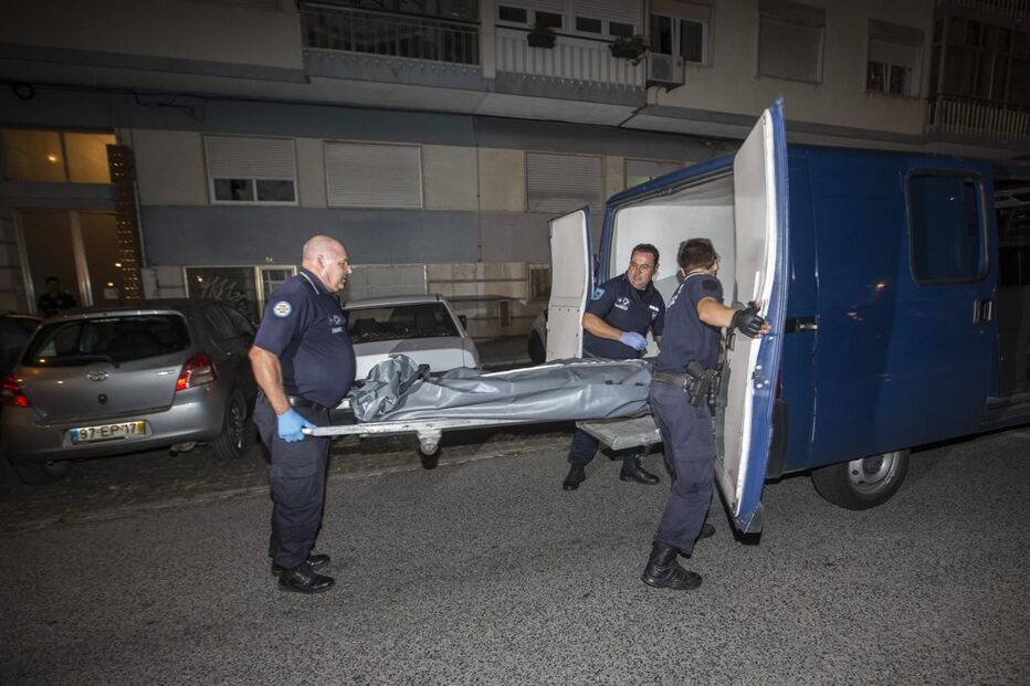 queluz, homicídio, mata, filho, pai, idoso, martelo