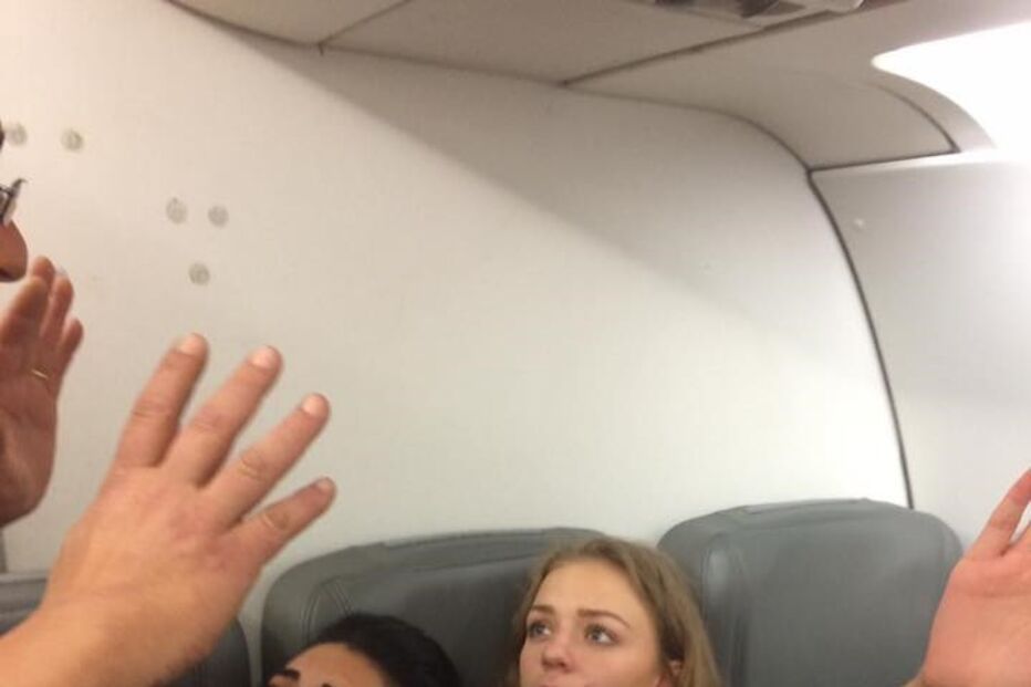 mancehster voo, passageiras, expulsas, ibiza