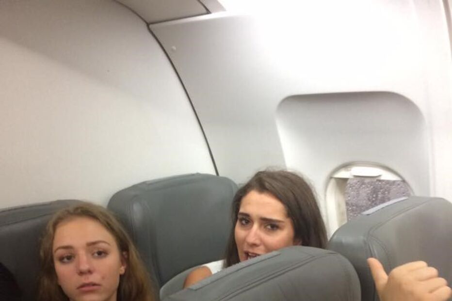 mancehster voo, passageiras, expulsas, ibiza