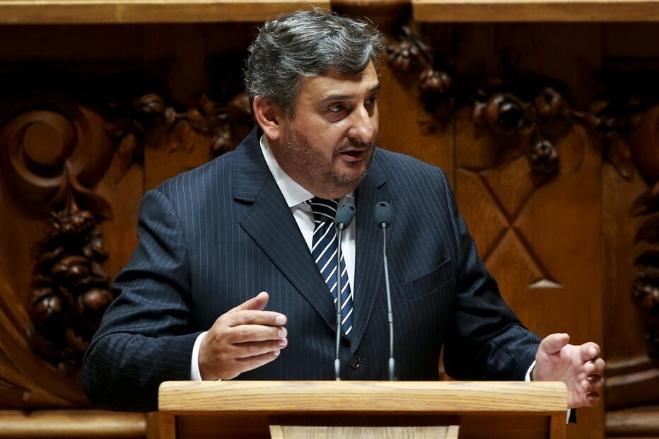 PSD, Luís Campos Ferreira, Governo, BE, PCP, Manuel Caldeira Cabral, Produto Interno Bruto, economia, negócios e finanças