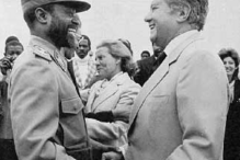 19-10-2016_17_45_28 1984 - Soares cumprimenta Samora Machel em Moçambique FMM alfredo Cunha.jpg