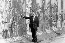 19-10-2016_17_45_34 1988 - soares em Berlim GETTY.jpg