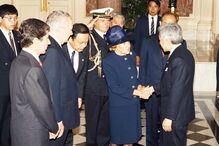 19-10-2016_17_45_37 1993  - Maria Barroso cumprimenta o Imperador do Japão, Akihito FMM.jpg