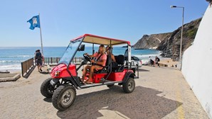 Carros elétricos levam turistas para a praia