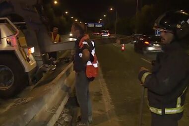 Autoridades tentam salvar homem na Ponte 25 de Abril