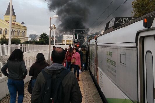 Tamariz, piscina, praia, Cascais, bar, fogo, incêndio
