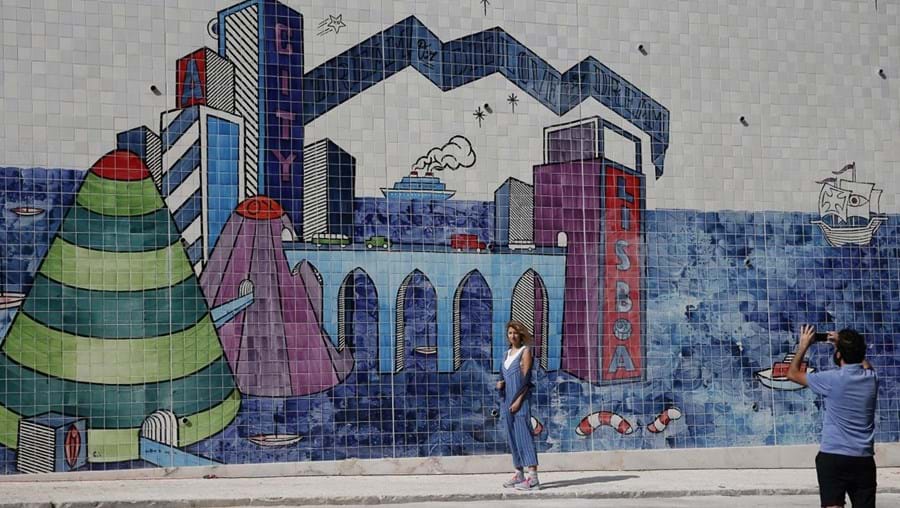 Mural "vista panorâmica de uma cidade sonhada" da autoria do artista André Saraiva