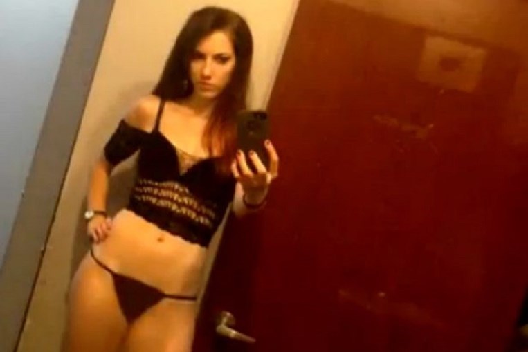 Mary Beth Haglin, de 24 anos, enviava selfies sensuais ao aluno