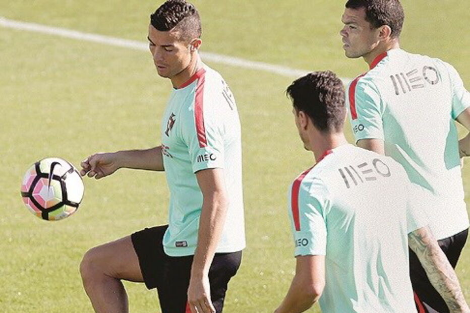 Nani, Moutinho, Cristiano Ronaldo, seleção nacional, equipa, futebol, desporto