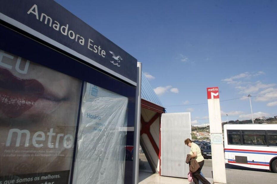 Amadora Este, Linha Azul, Metropolitano de Lisboa, Bombeiros Voluntários da Amadora, incêndio, caixote do lixo, acidentes e desastres