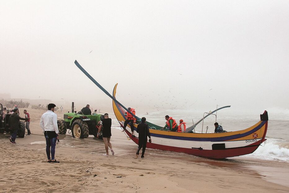 salva, pescadores, apuros, mar, Espinho, embarcação, socorro