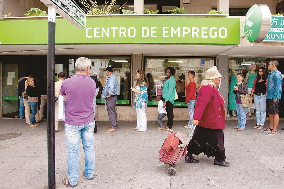 Estágios, IEFP, BE, precarização laboral, 