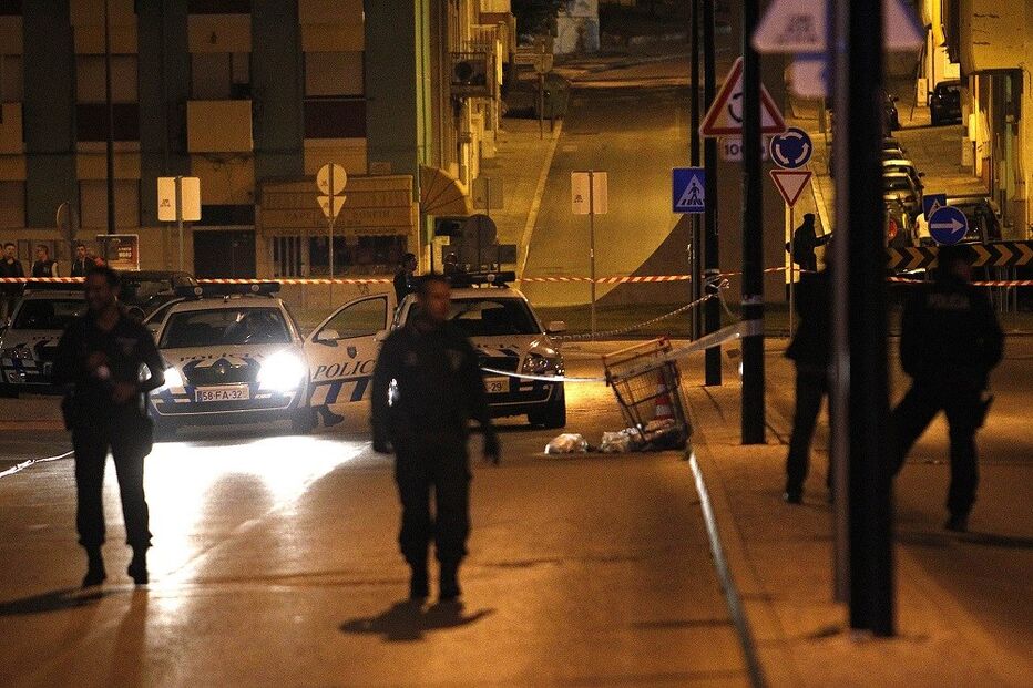 Tiroteio, barreiro, assaltante, mortos, polícia, feridos