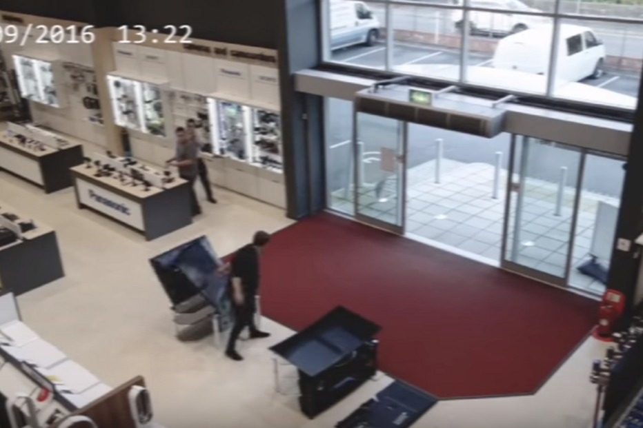 clientes, televisões, desastrado